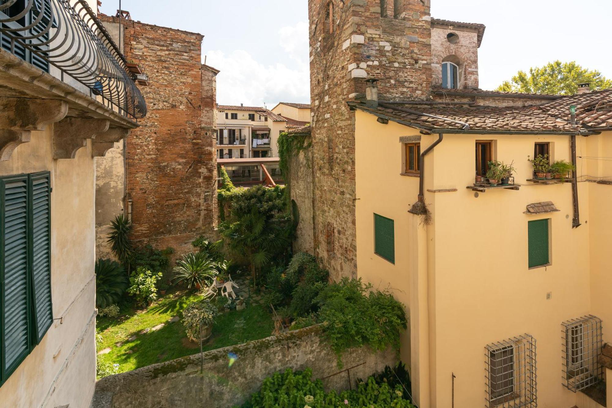 Historic Apt In The Center Of Lucca With Balcony Apartment Bagian luar foto