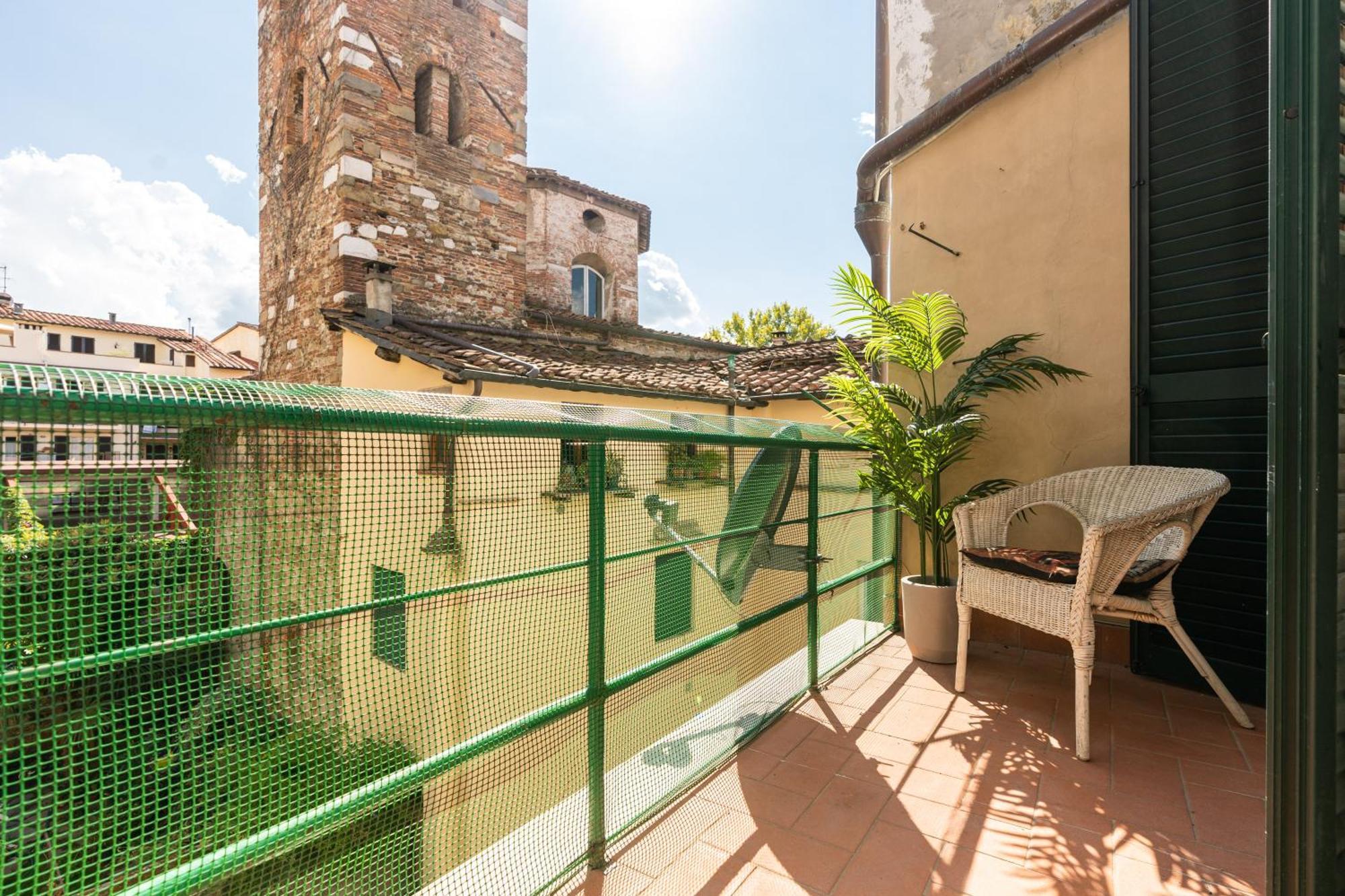 Historic Apt In The Center Of Lucca With Balcony Apartment Bagian luar foto