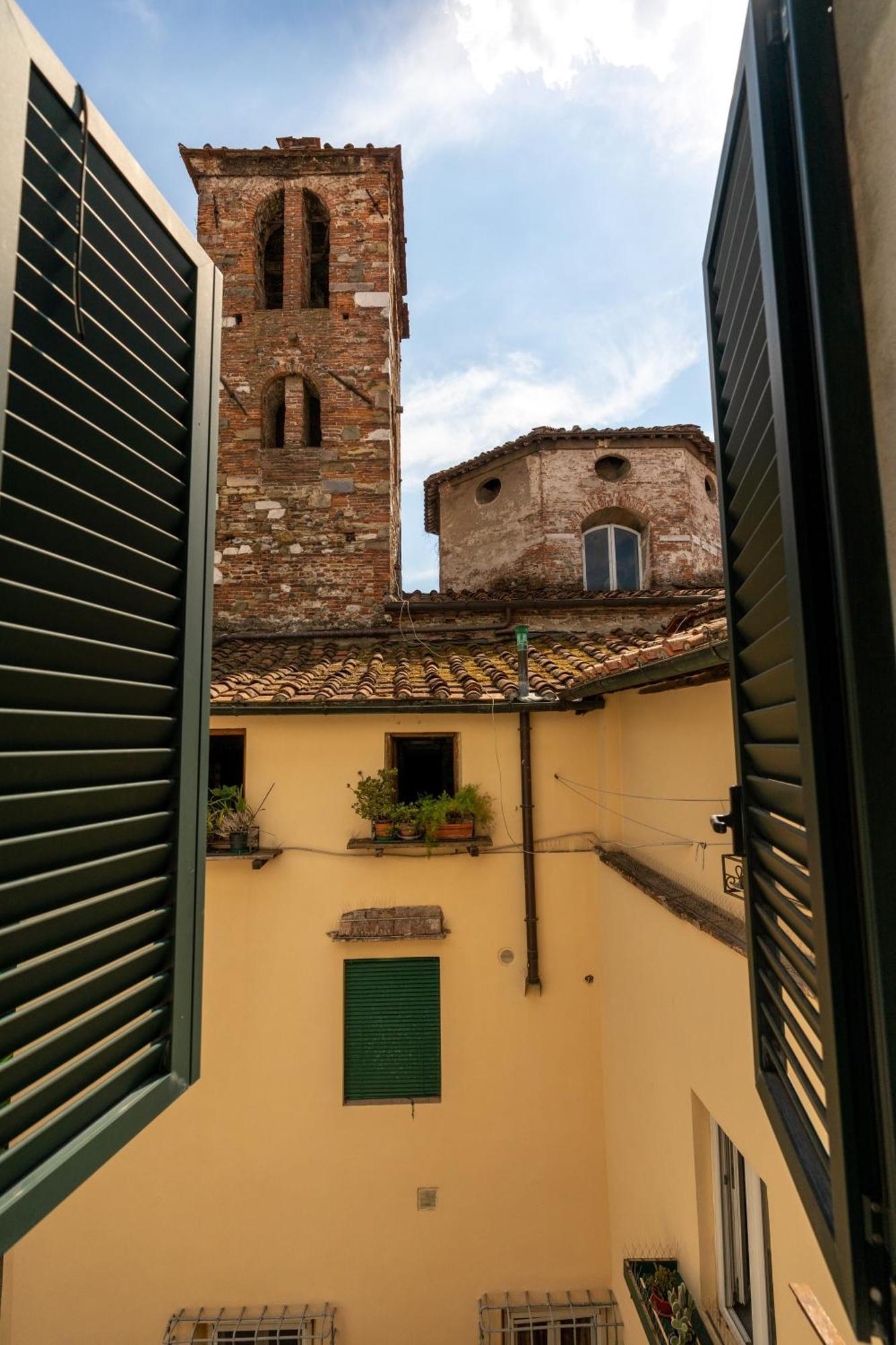 Historic Apt In The Center Of Lucca With Balcony Apartment Bagian luar foto