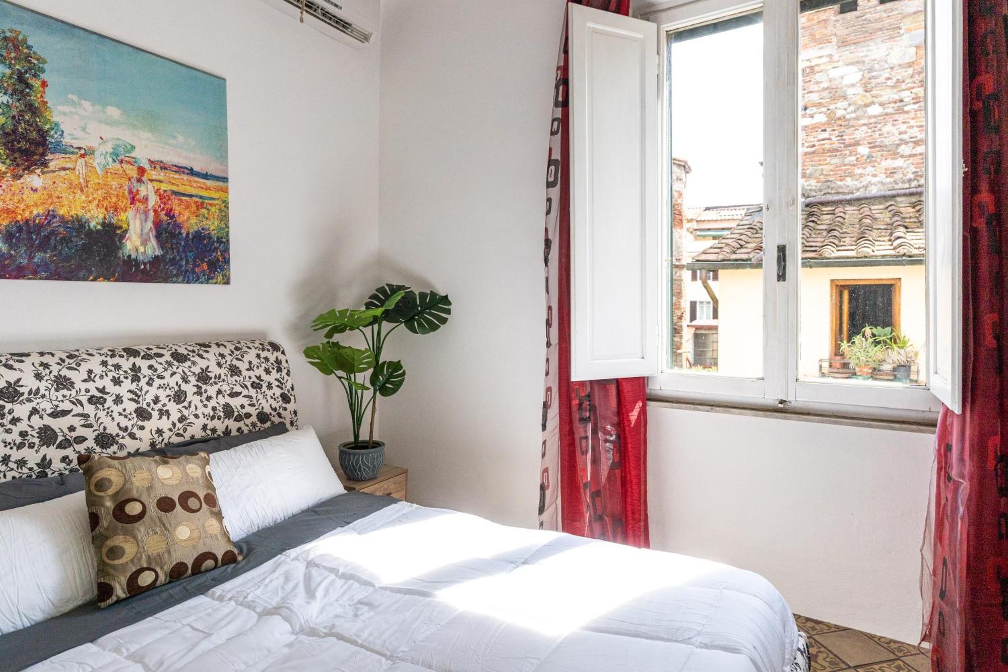 Historic Apt In The Center Of Lucca With Balcony Apartment Bagian luar foto