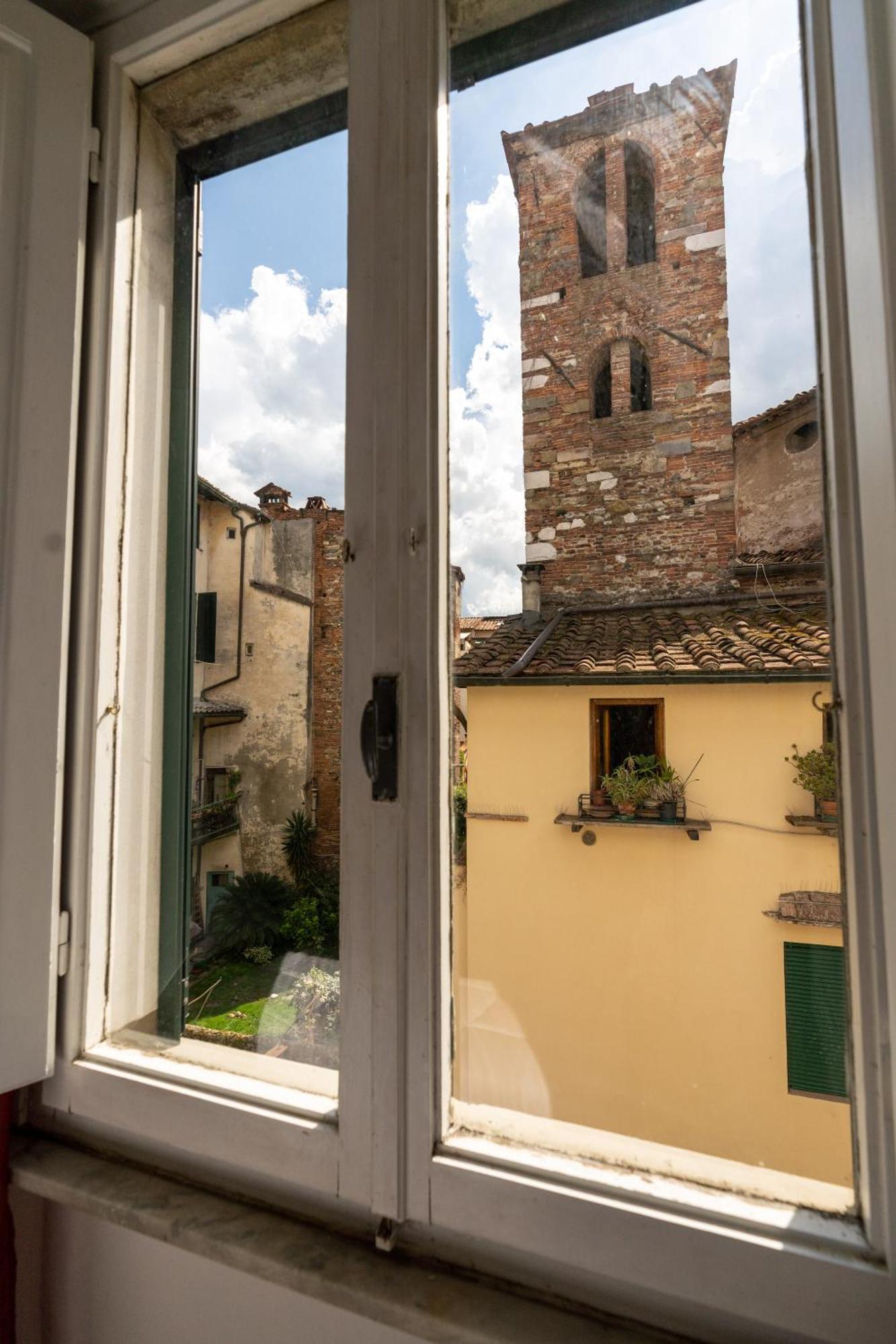 Historic Apt In The Center Of Lucca With Balcony Apartment Bagian luar foto