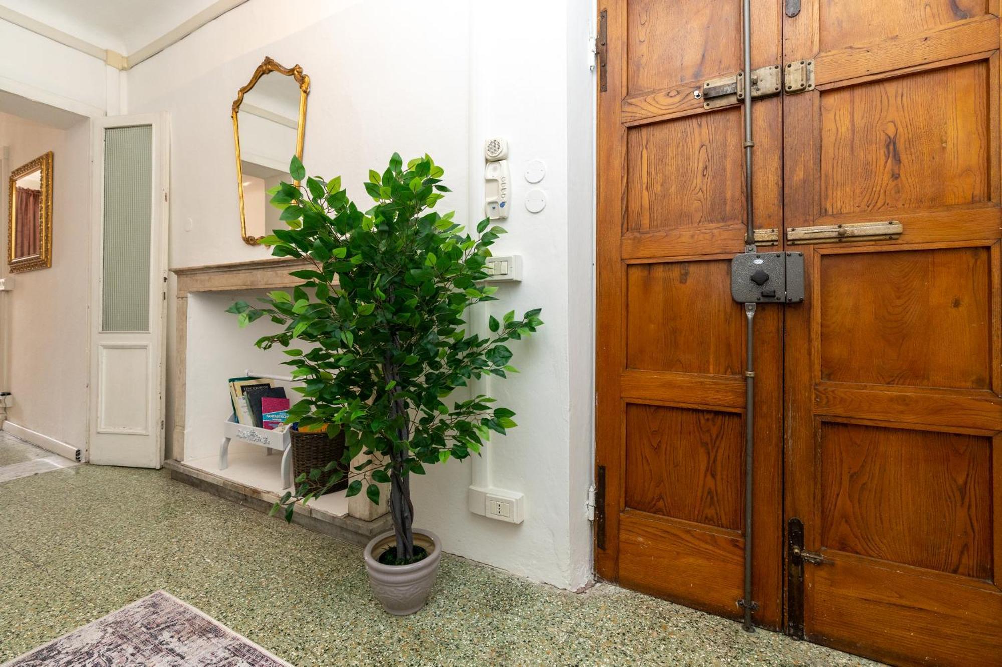 Historic Apt In The Center Of Lucca With Balcony Apartment Bagian luar foto