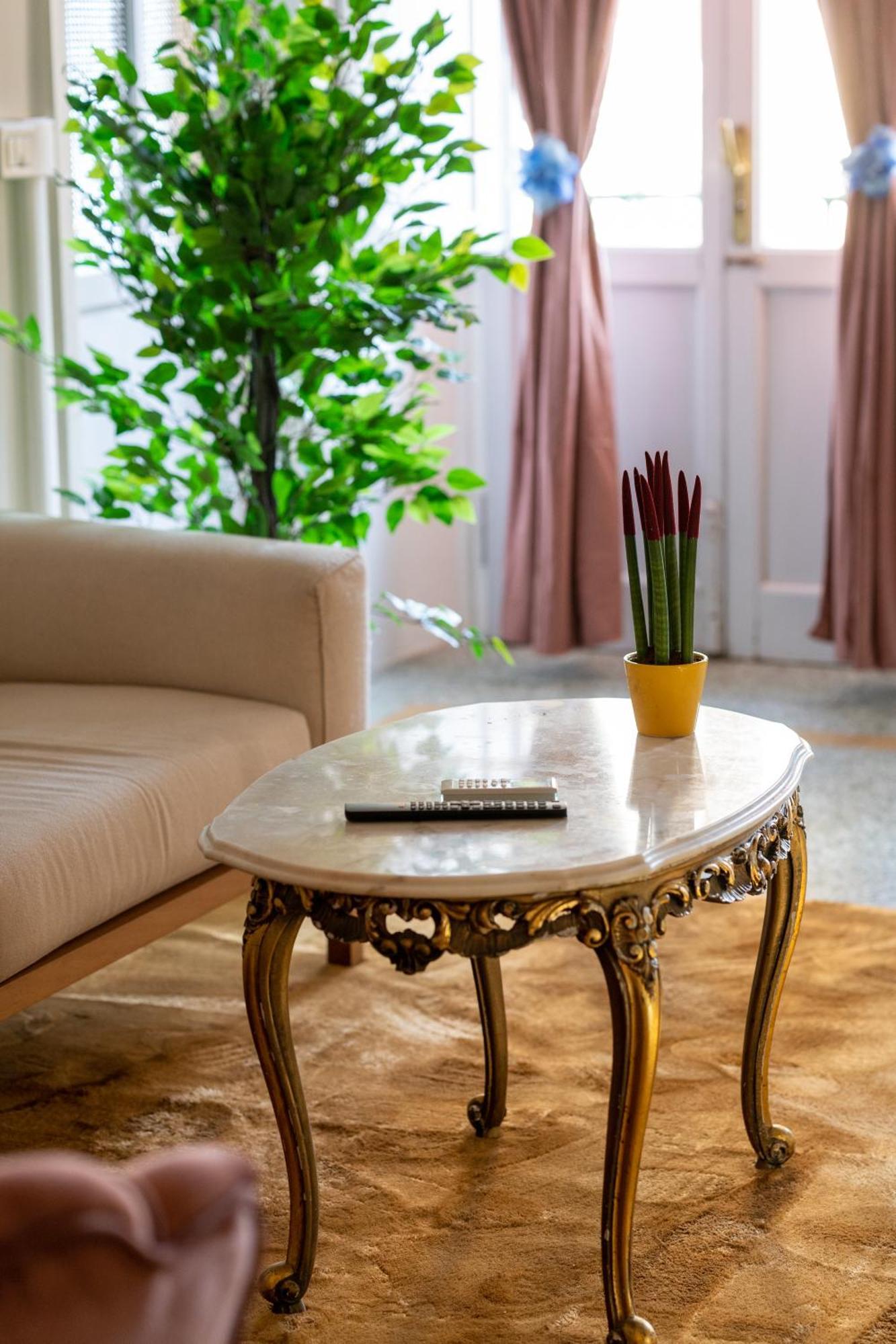 Historic Apt In The Center Of Lucca With Balcony Apartment Bagian luar foto
